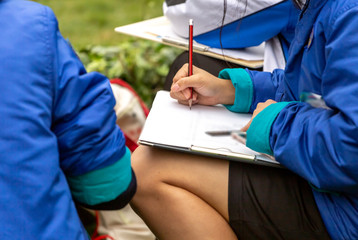 painting courses. student drawing at the park