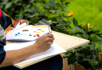 painting courses. student drawing at the park