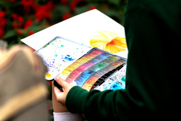 painting courses. student drawing at the park