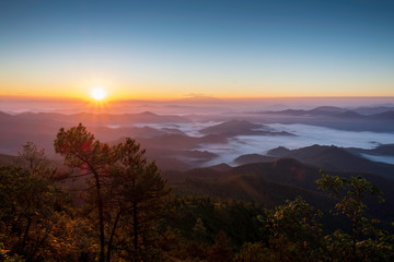 Fototapeta na wymiar Morning sunlight on the mountain and the sea fog.
