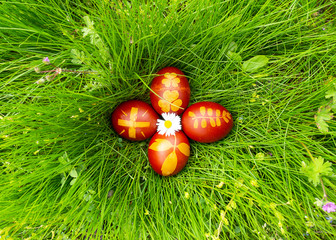 croce uova di Pasqua colorate con la buccia di cipolla