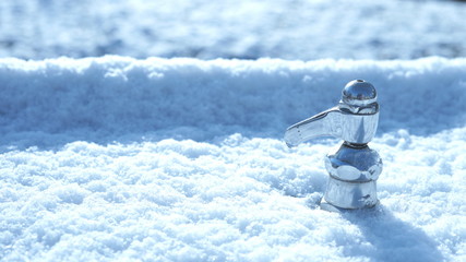 雪の積もった公園の水道