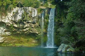 Fototapeta na wymiar cheonjiyeon waterfall