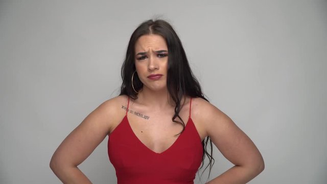 Junge Frau im roten Kleid Reaktion Ablehnung