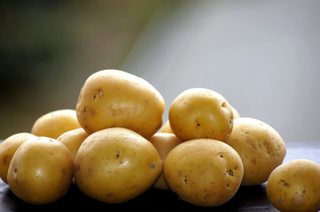 Frische Kartoffeln auf einer Schieferplatte