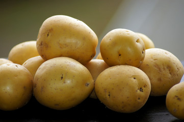 Frische Kartoffeln auf einer Schieferplatte
