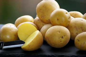 Frische Kartoffeln auf einer Schieferplatte