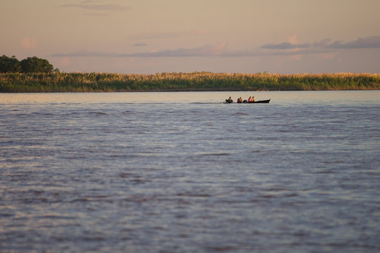 Personas navegando el Rio Amazonas