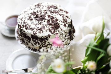 Tort urodzinowy z bitą śmietaną i czekoladą. - obrazy, fototapety, plakaty