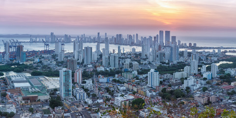 Naklejka na ściany i meble Cartagena Skyline Kolumbien Panorama Colombia Stadt Abend Sonnenuntergang Hochhäuser