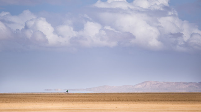 Hombre en bicicleta en el desierto de La Guajira
