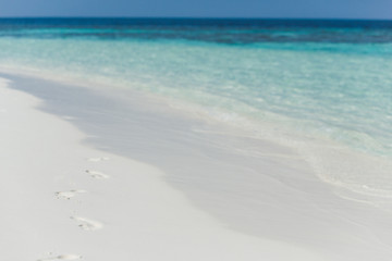 Fototapeta na wymiar Fußabdrücke auf dem Sand auf einer einsamen Insel