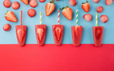 Strawberry popsicles with fresh slices
