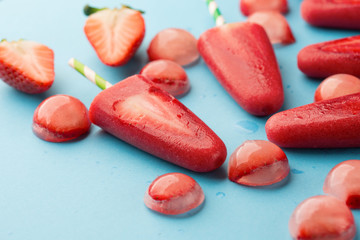 Strawberry popsicles with fresh slices