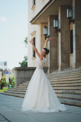 Obraz premium Happy bride in the city