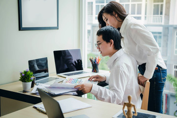 Obraz premium Asian young designer graphic with creative creativity ideas and work plan was shared with colleagues.