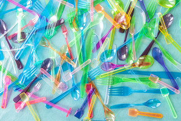 Verschiedenes buntes Plastikbesteck