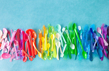 Verschiedenes buntes Plastikbesteck