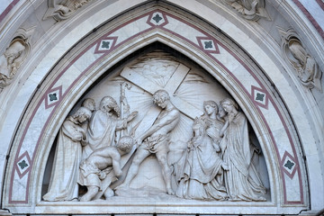 Invention of the cross, by Titto Sarrocchi, Lunette of the left portal of Basilica of Santa Croce in Florence, Italy