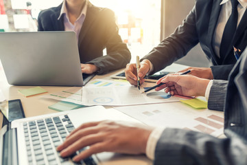Obraz premium Business people to comment on investment and marketing plan in the meeting.