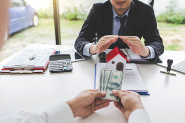Man buying house for sale through a broker and the insurance.