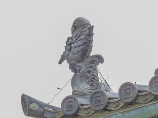 冬の誕生寺の祖師堂の屋根瓦