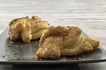 pane italiano con seme vari su vassoio scuro primo piano dal basso