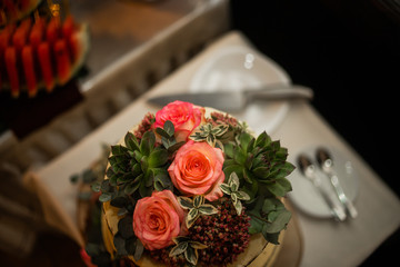 The top of the cake is decorated with roses