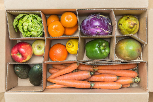 Obst und Gem&uuml;se im Karton verpackt