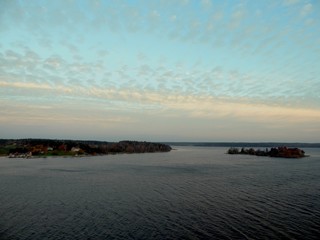 Fototapeta premium smooth surface of the sea on the background of cirrus clouds