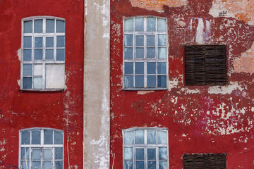 Fototapeta na wymiar windows in a factory building with a shabby facade