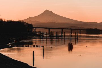 Fototapeta premium Wcześnie rano światło nad Mt Hood i plażą Columbia River
