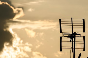 Antenna televisiva portatile con cielo al tramonto