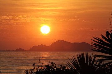 Nascer do sol no litoral sul do Brasil