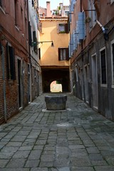 Fototapeta na wymiar Venice Alley View with Well