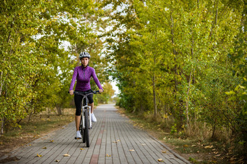 Obraz premium Young woman cycling