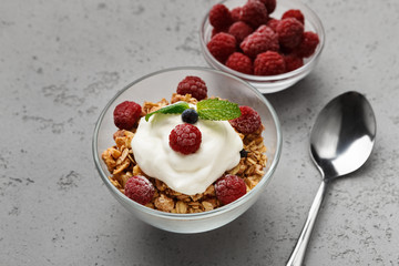 Granola, yougurt and raspberries in bowls