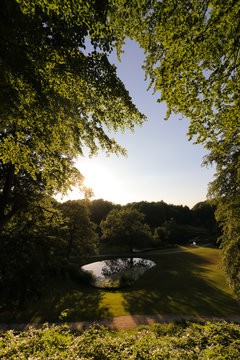 schöne Park Landschaft mit Teich, Liselund Schloss Mön