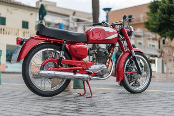 Rotes Motorrad in Port d’Andratx