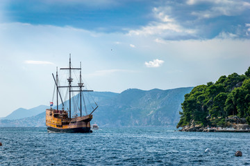 Fototapeta na wymiar Un bateau pirate au large de la Croatie