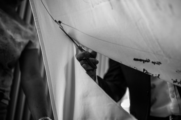 Hochzeit Tuch wird ausgeschnitten 