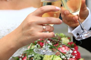 Brautpaar stößt an