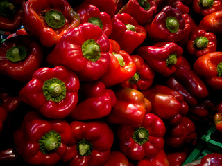Obraz na płótnie Canvas piled red peppers at market