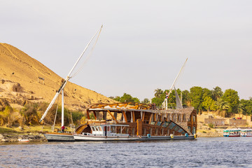 Am Nil bei Assuan in Ägypten. Ein Boot am Felsenberg Qubbet el-Hawa .
