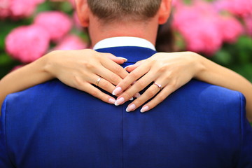 Brautpaar umarmen sich 