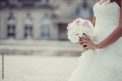 Wunderschöne Braut hält ihren Blumenstrauß