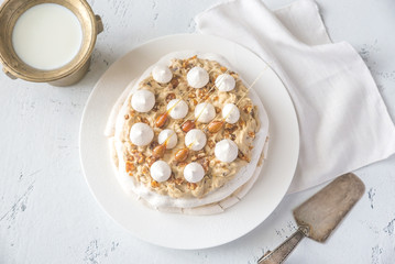 Pavlova cake with caramel and almonds