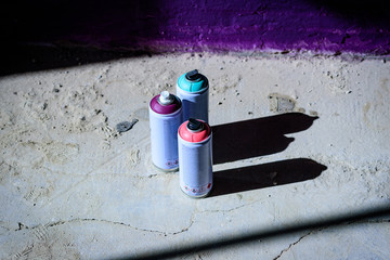 Joven con pintura en aerosol para pintar en pared 16