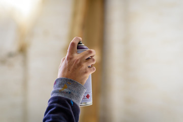 Joven con pintura en aerosol para pintar en pared 31