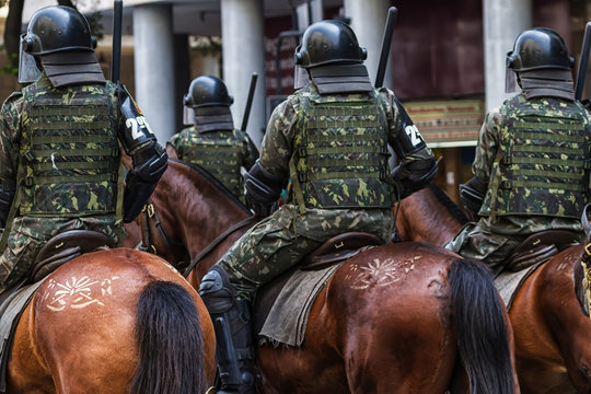 POL&Iacute;CIA MILITAR MONTADA